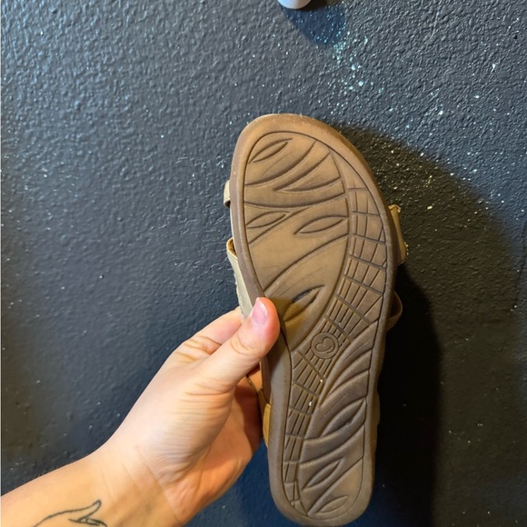 Women’s Baretraps Tan and Peach Outdoor Sandals with Adjustable Straps - Picture 7 of 8